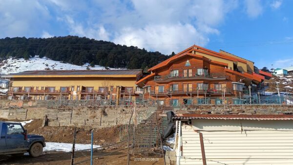 The Cliff Top Club, Auli - Image 5